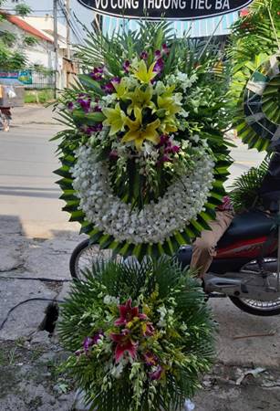 HV242 Vòng hoa cườm đám tang phường An Tân An Khê Gia Lai