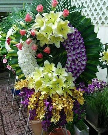 HV216 Vòng hoa chia buồn đám tang xã Kroong Kon Tum