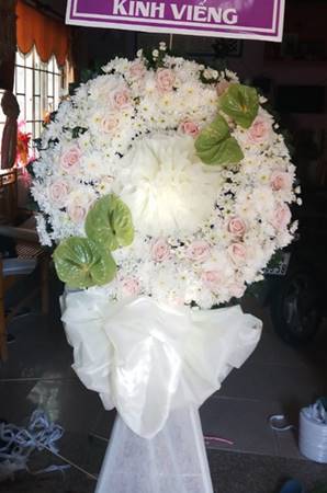 HV226 Vòng hoa viếng tang phường Trần Hưng Đạo Kon Tum
